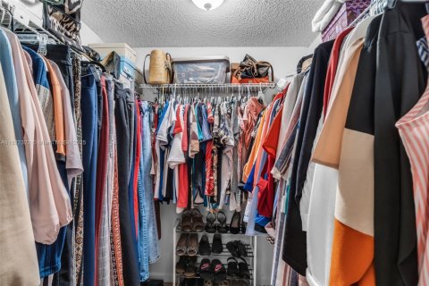 Condo in Hialeah, Florida, 3 bedrooms  № 1785709 - photo 18