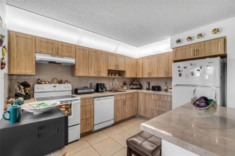 Condo in Hialeah, Florida, 3 bedrooms  № 1785709 - photo 6