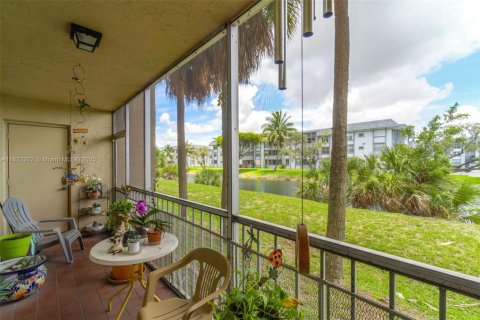 Condo in Hialeah, Florida, 3 bedrooms  № 1785709 - photo 21
