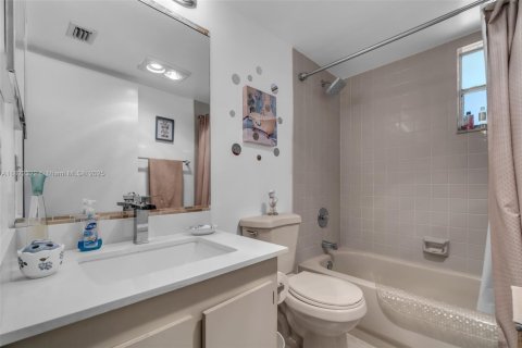 Condo in Hialeah, Florida, 3 bedrooms  № 1785709 - photo 14