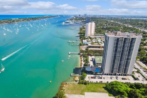 Condo in West Palm Beach, Florida, 2 bedrooms  № 1007307 - photo 1