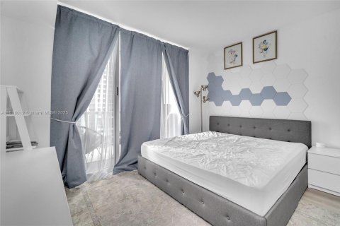Condo in Miami, Florida, 1 bedroom  № 1779489 - photo 6