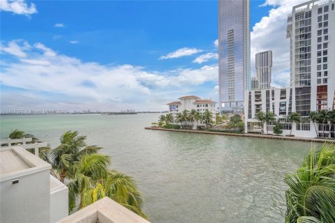 Condo in Miami, Florida, 1 bedroom  № 1779489 - photo 14
