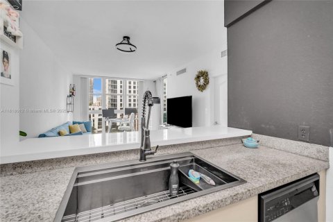 Condo in Miami, Florida, 1 bedroom  № 1779489 - photo 5