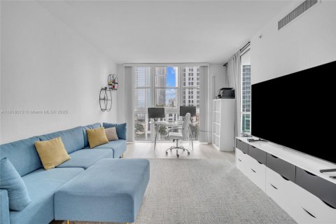 Condo in Miami, Florida, 1 bedroom  № 1779489 - photo 1