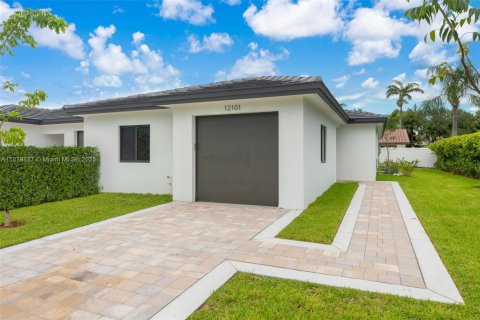 Townhouse in Miami, Florida 3 bedrooms, 212.1 sq.m. № 1925540 - photo 1