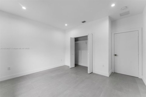 Townhouse in Miami, Florida 3 bedrooms, 212.1 sq.m. № 1925540 - photo 27