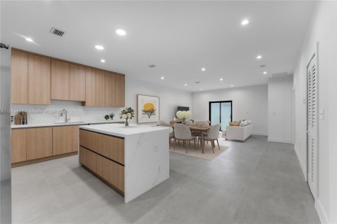 Townhouse in Miami, Florida 3 bedrooms, 212.1 sq.m. № 1925540 - photo 2