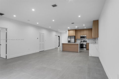 Townhouse in Miami, Florida 3 bedrooms, 212.1 sq.m. № 1925540 - photo 10