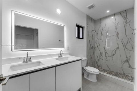 Townhouse in Miami, Florida 3 bedrooms, 212.1 sq.m. № 1925540 - photo 16