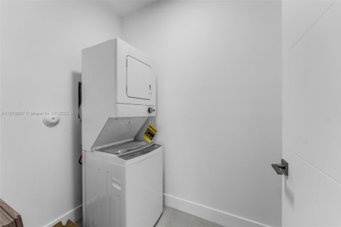 Townhouse in Miami, Florida 3 bedrooms, 212.1 sq.m. № 1925540 - photo 21
