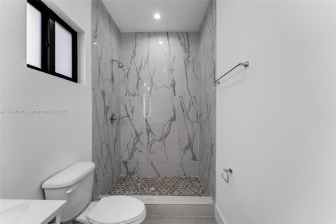 Townhouse in Miami, Florida 3 bedrooms, 212.1 sq.m. № 1925540 - photo 17