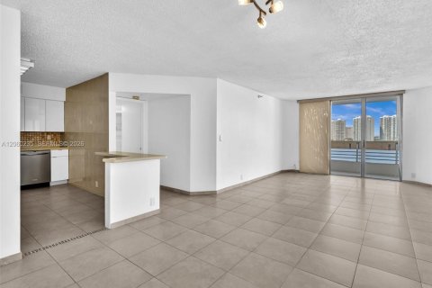 Condo in Aventura, Florida, 2 bedrooms № 2246753 - photo 5