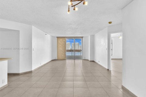 Condo in Aventura, Florida, 2 bedrooms № 2246753 - photo 4