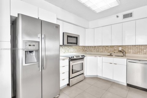 Condo in Aventura, Florida, 2 bedrooms № 2246753 - photo 11