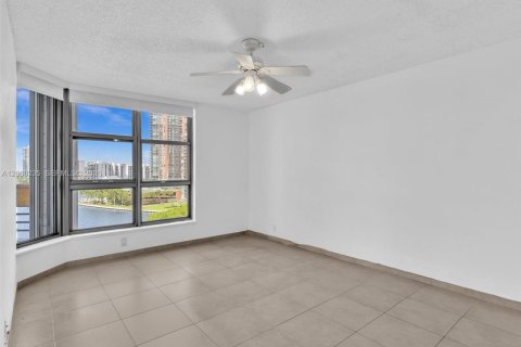 Condo in Aventura, Florida, 2 bedrooms № 2246753 - photo 15