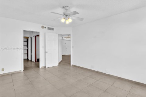 Condo in Aventura, Florida, 2 bedrooms № 2246753 - photo 17