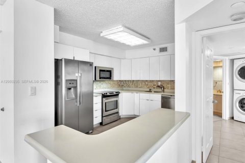 Condo in Aventura, Florida, 2 bedrooms № 2246753 - photo 9