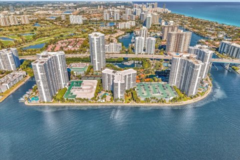 Condo in Aventura, Florida, 2 bedrooms № 2246753