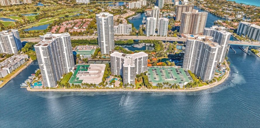 Condo in Aventura, Florida, 2 bedrooms № 2246753