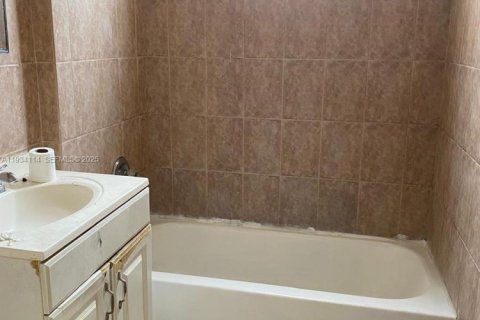 Снять в аренду кондоминиум в Саут-Майами, Флорида 2 спальни, 70.61м2, № 1992411 - фото 5