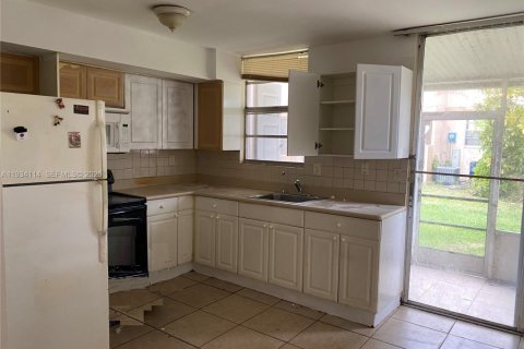 Снять в аренду кондоминиум в Саут-Майами, Флорида 2 спальни, 70.61м2, № 1992411 - фото 2