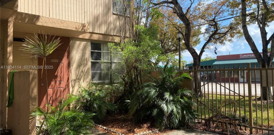 Кондоминиум с 2 спальнями в Саут-Майами, Флорида № 1992411