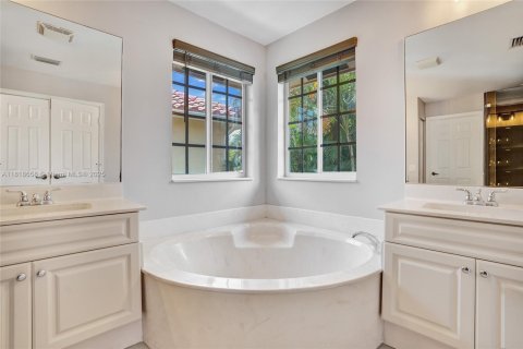 Купить виллу или дом в Уэстон, Флорида 6 спален, 399.67м2, № 1781859 - фото 25