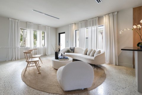 Casa en alquiler en Miami, Florida, 3 dormitorios, 183.11 m2 № 2020206 - foto 2