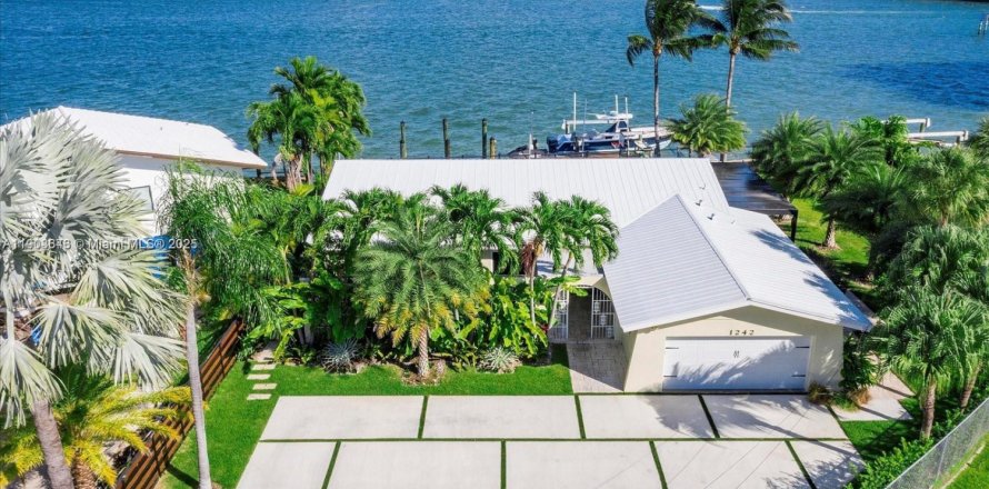 House in Miami, Florida 3 bedrooms, 193.52 sq.m. № 1955219