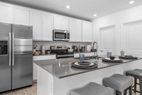 Casa en venta en Kissimmee, Florida, 5 dormitorios, 220.18 m2 № 1898672 - foto 2