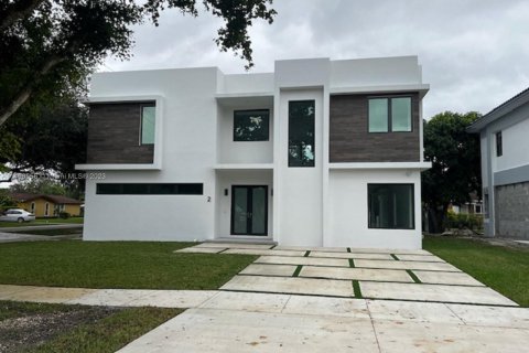 Casa en venta en Miami Springs, Florida, 4 dormitorios, 311.22 m2 № 1709691 - foto 1