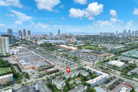 Condo in Hallandale Beach, Florida, 1 bedroom  № 1956829 - photo 1
