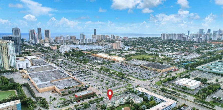Condo in Hallandale Beach, Florida, 1 bedroom  № 1956829