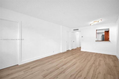 Condo in Hallandale Beach, Florida, 1 bedroom  № 1956829 - photo 15