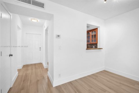 Condo in Hallandale Beach, Florida, 1 bedroom  № 1956829 - photo 12