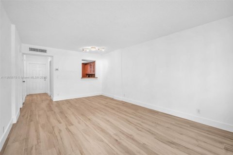 Condo in Hallandale Beach, Florida, 1 bedroom  № 1956829 - photo 24