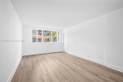 Condo in Hallandale Beach, Florida, 1 bedroom  № 1956829 - photo 14