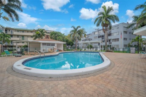Condo in Hallandale Beach, Florida, 1 bedroom  № 1956829 - photo 27
