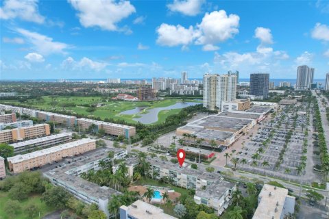 Condo in Hallandale Beach, Florida, 1 bedroom  № 1956829 - photo 3