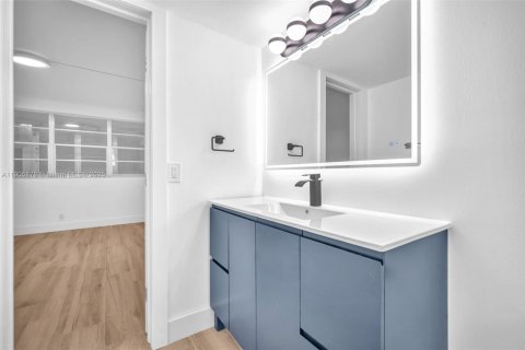 Condo in Hallandale Beach, Florida, 1 bedroom  № 1956829 - photo 17