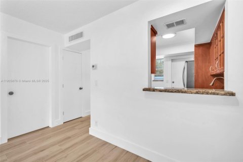 Condo in Hallandale Beach, Florida, 1 bedroom  № 1956829 - photo 13