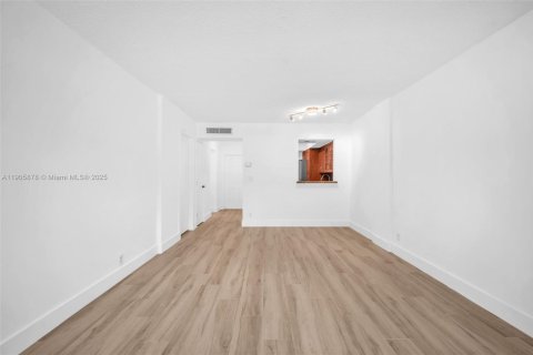 Condo in Hallandale Beach, Florida, 1 bedroom  № 1956829 - photo 23