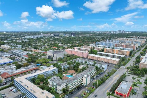 Condo in Hallandale Beach, Florida, 1 bedroom  № 1956829 - photo 2