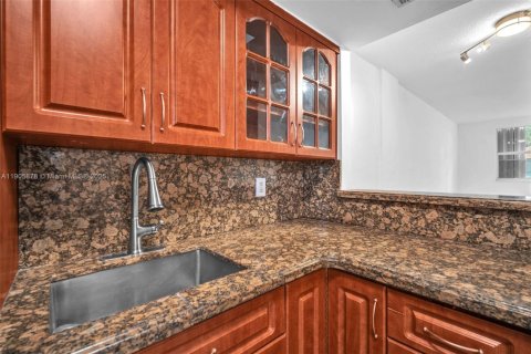 Condo in Hallandale Beach, Florida, 1 bedroom  № 1956829 - photo 8