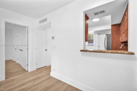 Condo in Hallandale Beach, Florida, 1 bedroom  № 1956829 - photo 25