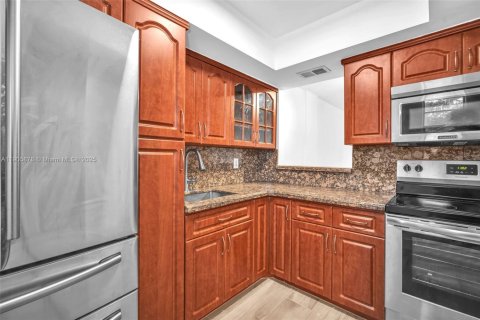 Condo in Hallandale Beach, Florida, 1 bedroom  № 1956829 - photo 9