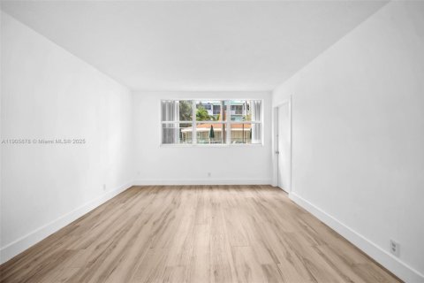 Condo in Hallandale Beach, Florida, 1 bedroom  № 1956829 - photo 11