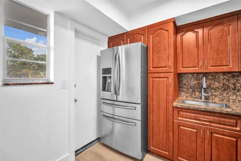 Condo in Hallandale Beach, Florida, 1 bedroom  № 1956829 - photo 7