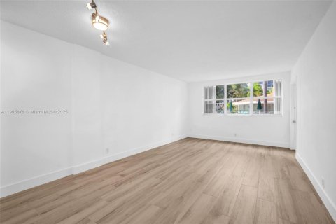 Condo in Hallandale Beach, Florida, 1 bedroom  № 1956829 - photo 10